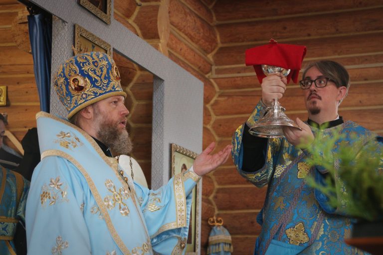 В праздник Похвалы Пресвятой Богородицы митрополит Савва совершил Литургию