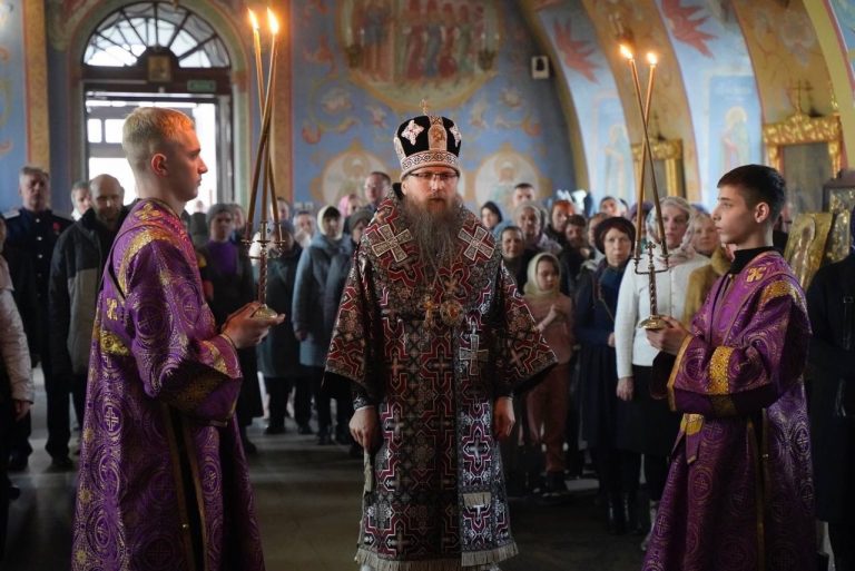 Епископ Игнатий совершил вторую пассию в храме Рождества Христова города Череповца