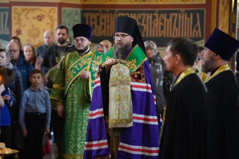 В канун Недели ваий епископ Игнатий возглавил богослужение в кафедральном соборе города Череповца