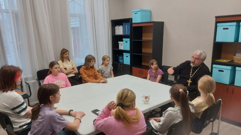 Священник провёл беседы со школьницами о вере и семейных ценностях