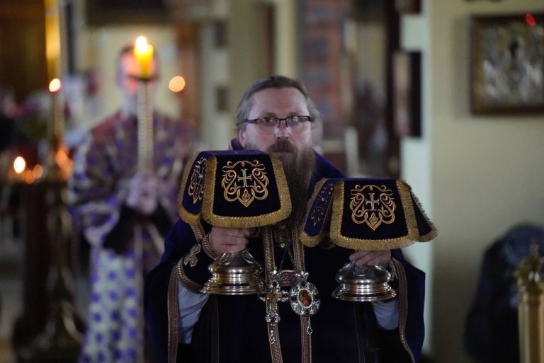 Епископ Игнатий совершил Литургию Преждеосвященных Даров в Воскресенском соборе Череповца