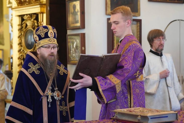 В Неделю 5-ю Великого поста епископ Игнатий совершил богослужение в Воскресенском соборе города Череповца