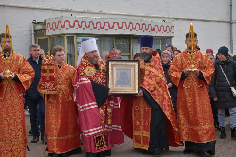 Вологжане простились с чудотворной Казанской иконой