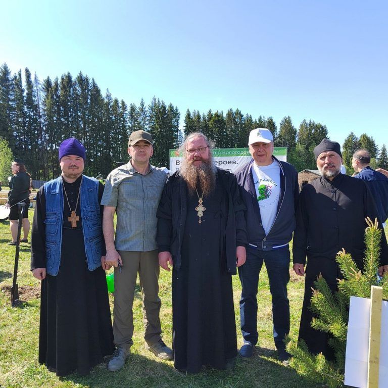 Духовенство Кирилловского округа приняло участие в посадке геоглифа «ПОБЕДА»