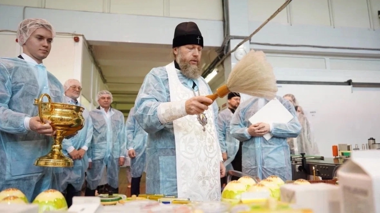 Глава Вологодской митрополии освятил молочную продукцию учебно-опытного завода