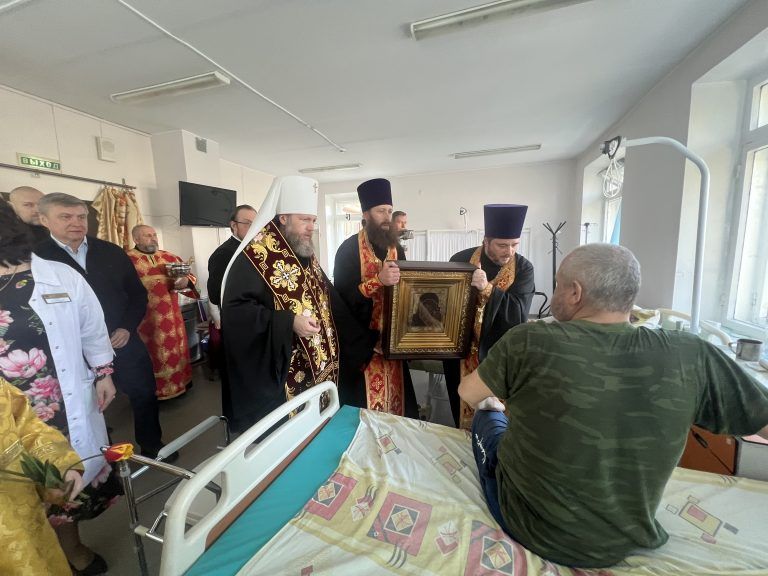 Казанскую икону Божией Матери доставили в госпиталь к бойцам СВО, проходящим лечение в Вологде