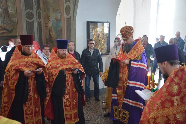 Епископ Фотий возглавил Пасхальный молебен в главном храме Великого Устюга