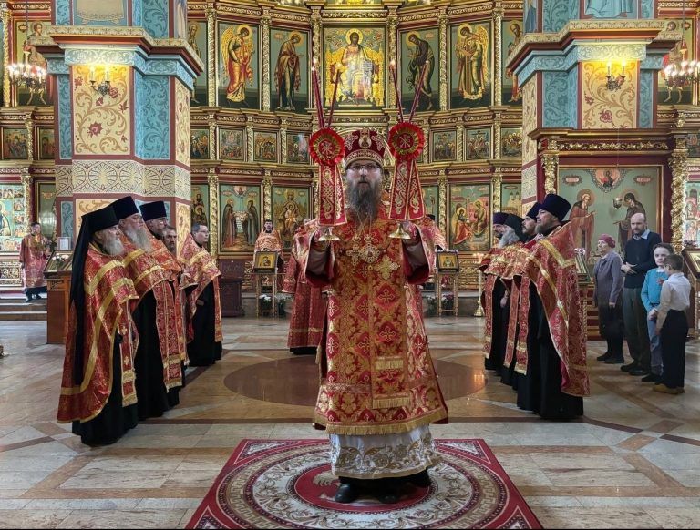 Епископ Игнатий совершил Пасхальную великую вечерню в кафедральном соборе города Череповца