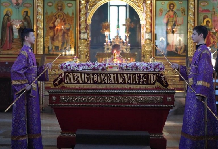 Епископ Игнатий совершил утреню Великой Субботы с чином погребения в кафедральном соборе Череповца