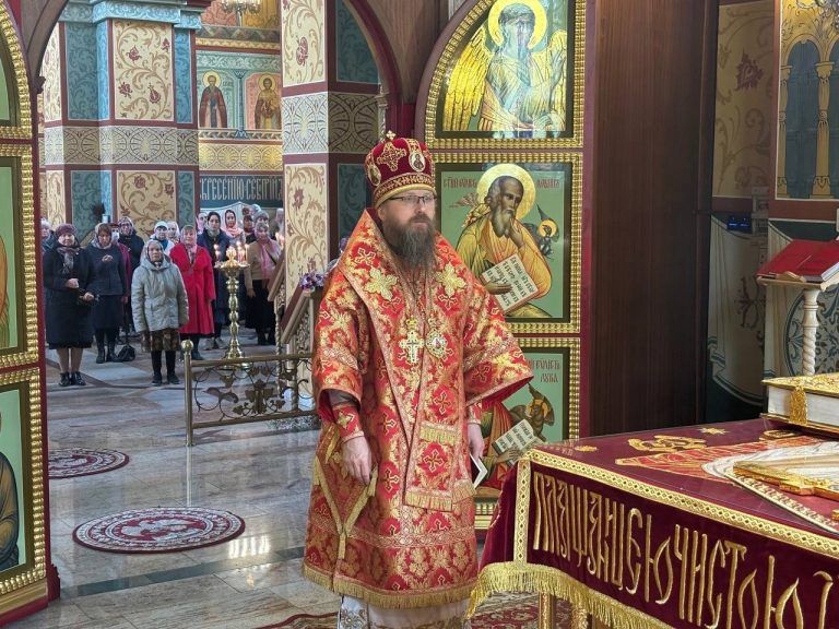 Епископ Игнатий в понедельник Светлой седмицы совершил Литургию в кафедральном соборе Череповца