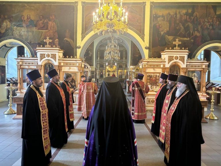 Управляющий Череповецкой епархией возглавил богослужение в Воскресенском соборе Череповца