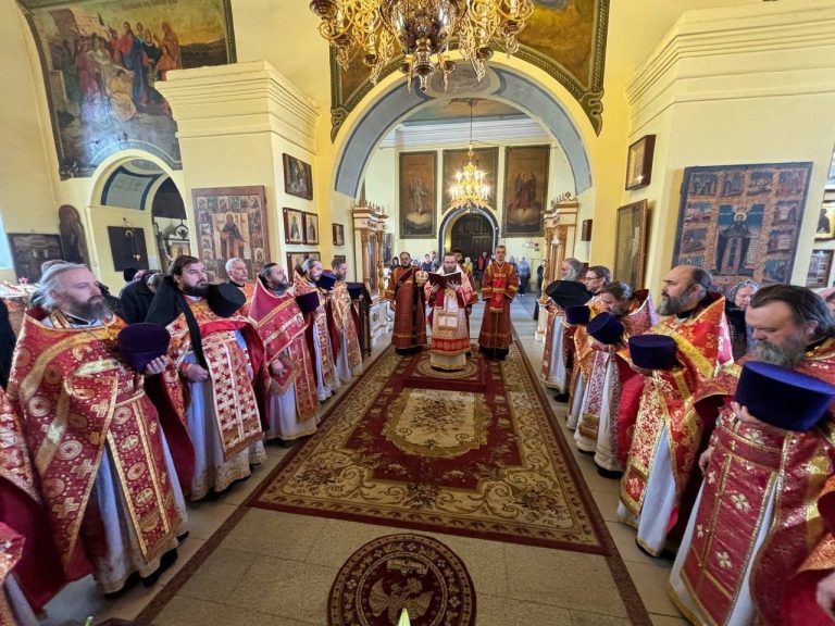 В день памяти святителя Игнатия Брянчанинова епископ Игнатий совершил Божественную литургию в Воскресенском соборе Череповца