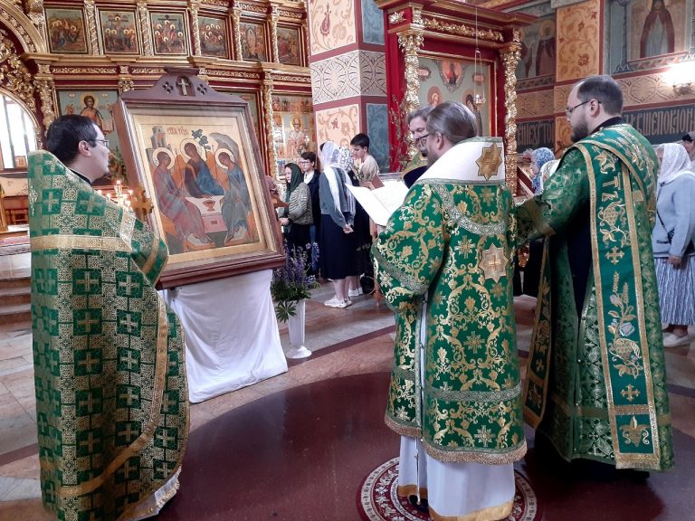 В день Святого Духа епископ Игнатий совершил Литургию в кафедральном соборе города Череповца