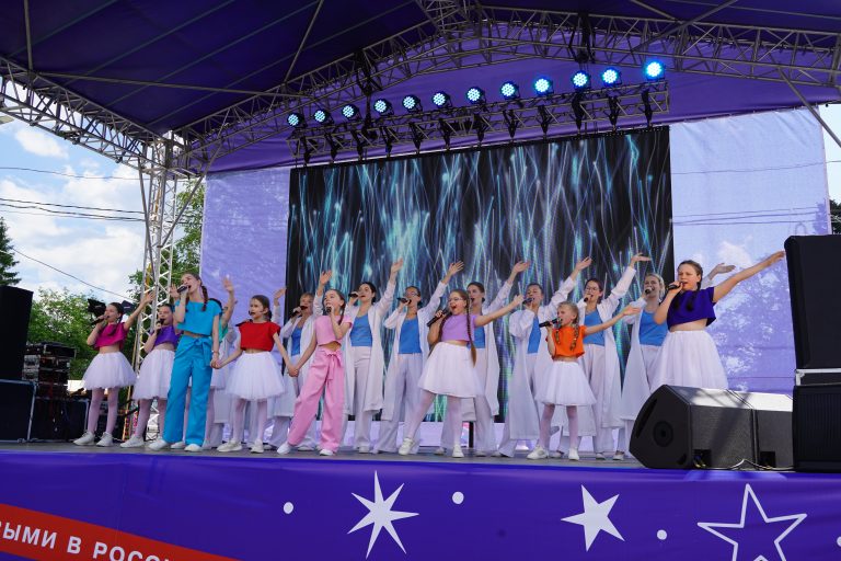 Вокально-хоровой ансамбль «Истоки» принял участие в праздничном марафоне в честь Дня защиты детей