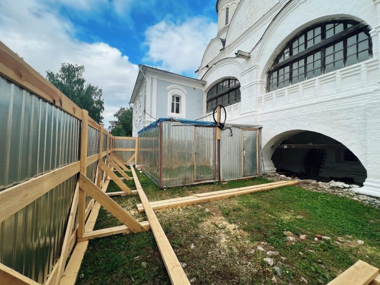 Идет подготовка к реставрационным работам на Спасском соборе Спасо-Прилуцкого Димитриева мужского монастыря