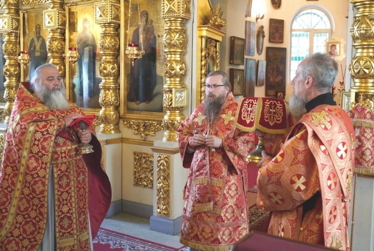 В воскресный день епископ Игнатий совершил Божественную литургию в  Воскресенском соборе Череповца