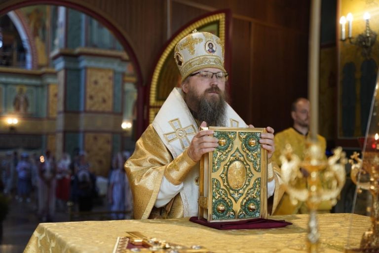 В день памяти первоверховных апостолов епископ Игнатий совершил Литургию в кафедральном соборе Череповца