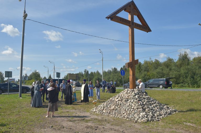 Четыре поклонных креста освятили сегодня в Вологде