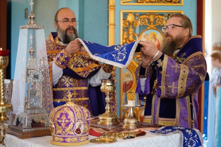 В праздник Происхождения Честных Древ Животворящего Креста Господня епископ Игнатий совершил Литургию в Покровском храме деревни Конечное