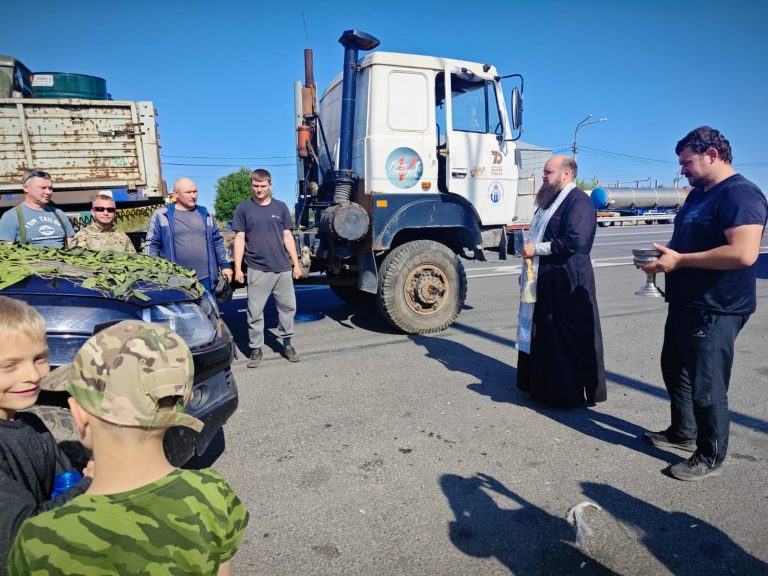 Прошло освящение техники, предназначенной для отправки в зону СВО