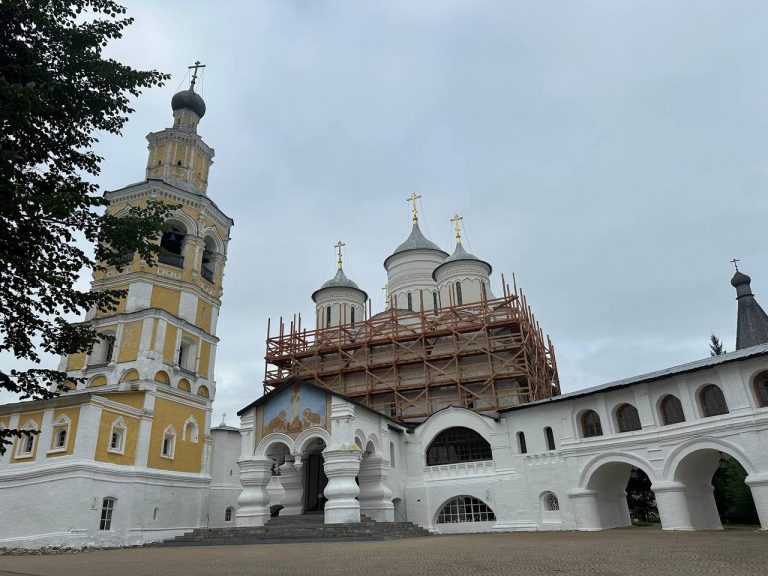 В Спасо-Прилуцкой обители активно идет реставрация Спасского собора