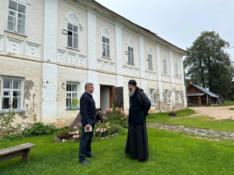 Свято-Троицкий Павло-Обнорский мужской монастырь посетил заместитель губернатора Вологодской области