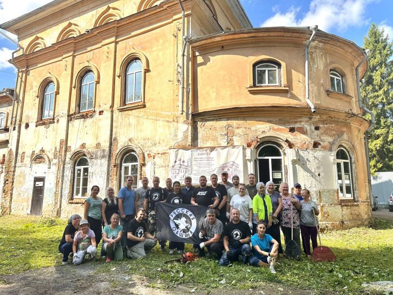 В последний день лета на территории Свято-Духова монастыря прошел большой субботник