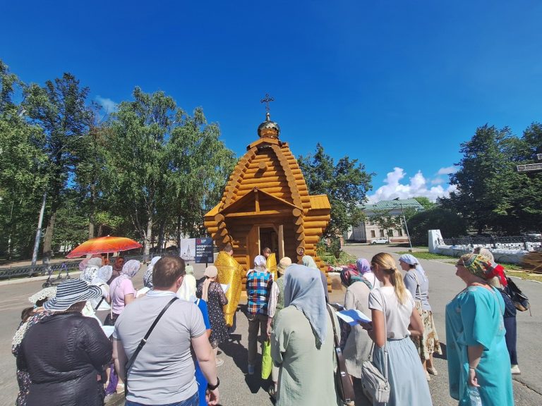 Духовенство Воскресенского кафедрального собора совершило молебное пение с акафистом у храма-часовни Всемилостивого Спаса