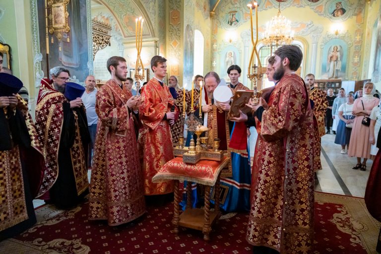 В канун Собора Саратовских святых митрополит Савва сослужил за всенощным бдением в Покровском соборе г. Саратова