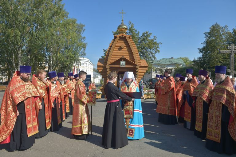 В центре Вологды совершили общегородской молебен о страждущих недугом винопития