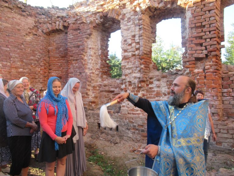 В восстанавливаемом сельском храме в престольный праздник состоялся водосвятный молебен