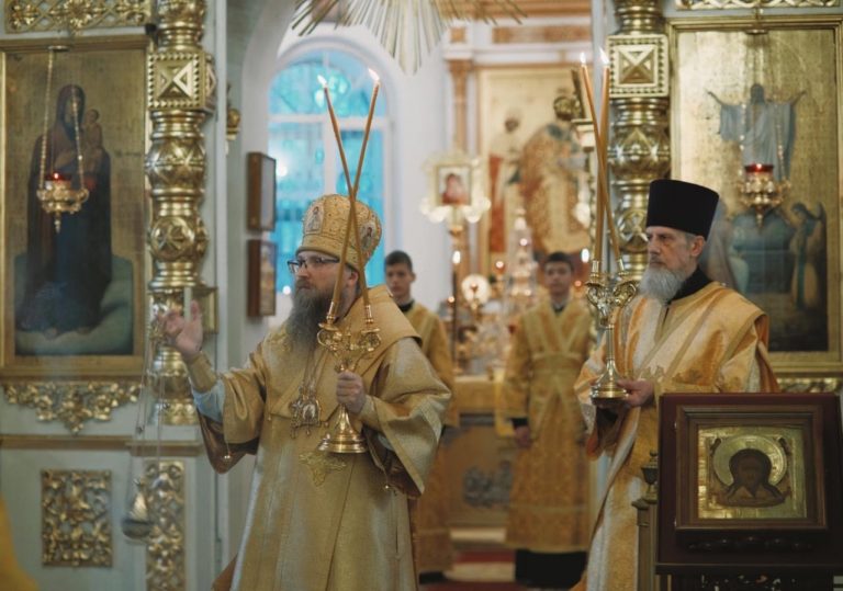 В Неделю 16-ю по Пятидесятнице епископ Игнатий совершил Литургию в Воскресенском соборе города Череповца