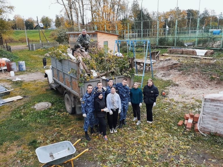 Прошёл общий субботник в Сретенском храме