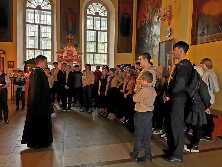 Для юных разведчиков дружины «Череповец» была организована экскурсия по Воскресенскому собору