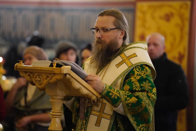 Епископ Игнатий возглавил богослужение в кафедральном соборе города Череповца