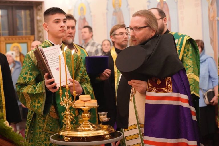 В канун дня памяти праведного Иоанна Кронштадтского, епископ Игнатий возглавил совершение всенощного бдения