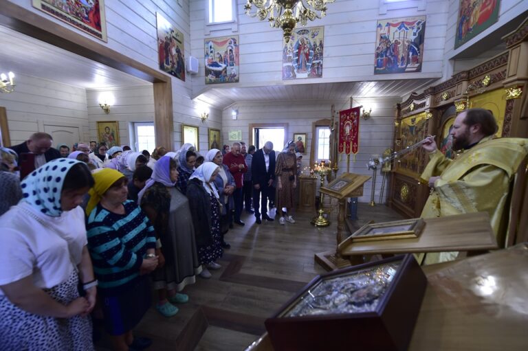 В день рождества святителя Николая Мирликийского чудотворца митрополит Савва возглавил литургию в храме деревне Гридино