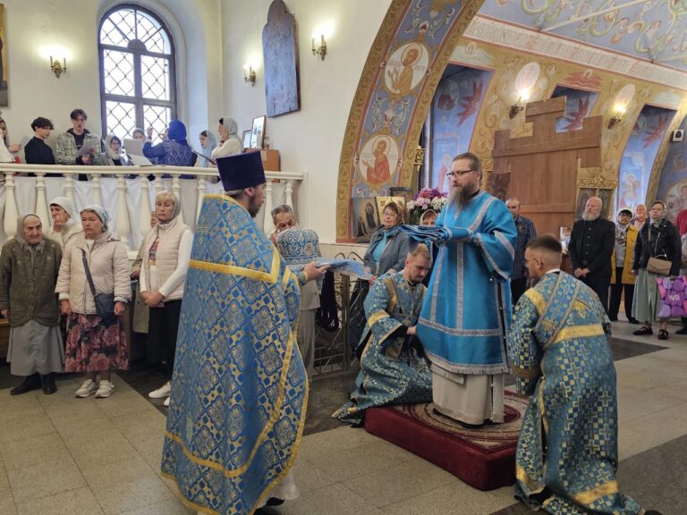 В праздник Успения Пресвятой Богородицы епископ Игнатий совершил Литургию в храме Рождества Христова города Череповца