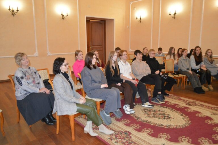 В Череповце продолжаются беседы со студентами о семейных ценностях