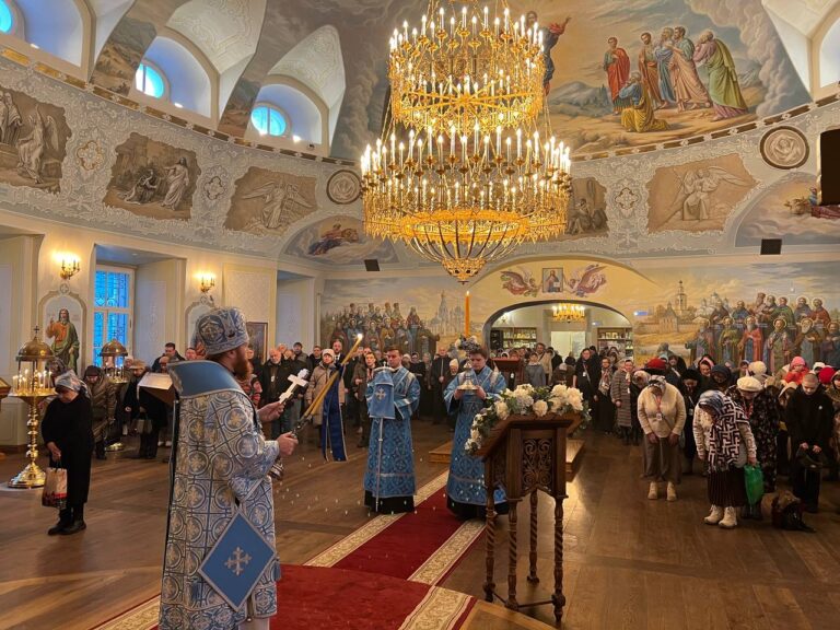 Архиерейское богослужение в праздник Сретения Господня состоялось в Воскресенском кафедральном соборе Вологды