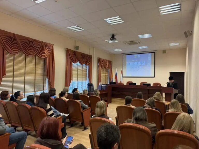 Сотрудники мэрии города Череповца посетили беседу с епископом Игнатием