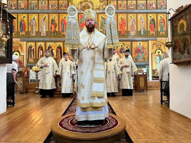 Митрополит Савва совершил Литургию в храме святителя Николая во Владычной слободе в престольный день