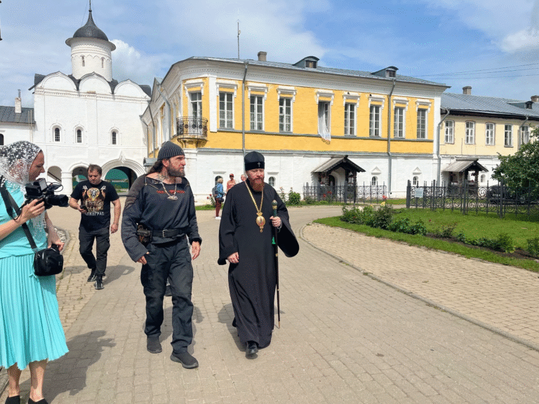 Представители мотоклуба «Ночные волки» посетили Спасо-Прилуцкий монастырь