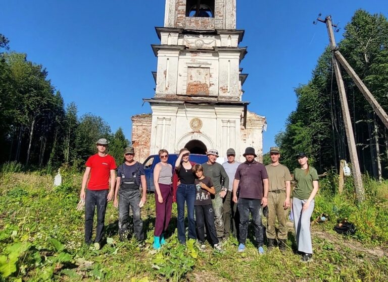 Очередная трудовая суббота прошла с пользой для Воскресенского храма в Митрополье