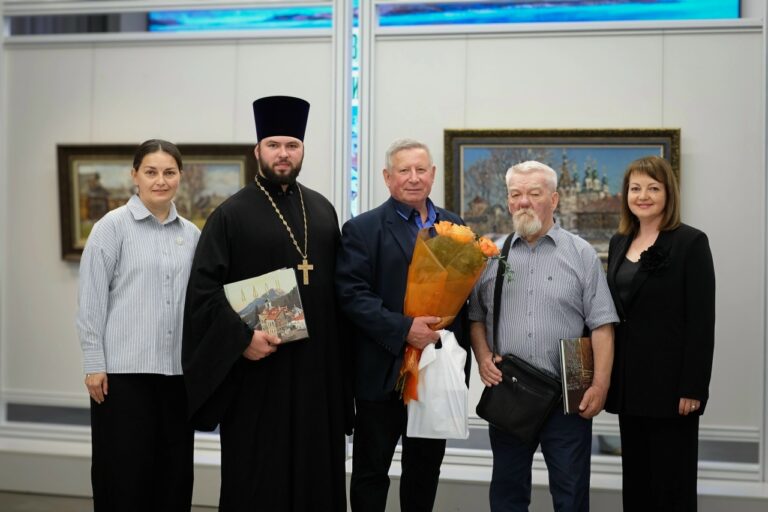 В Вологде открылась выставка Николая Давыдова «На земле под небесами»