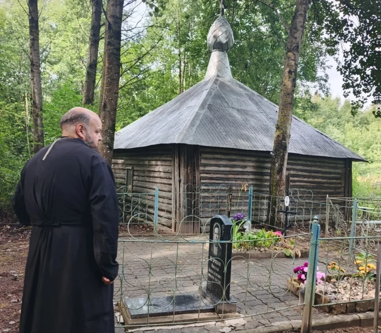 Священник совершил ознакомительный выезд в часовню при кладбище деревни Труфаново
