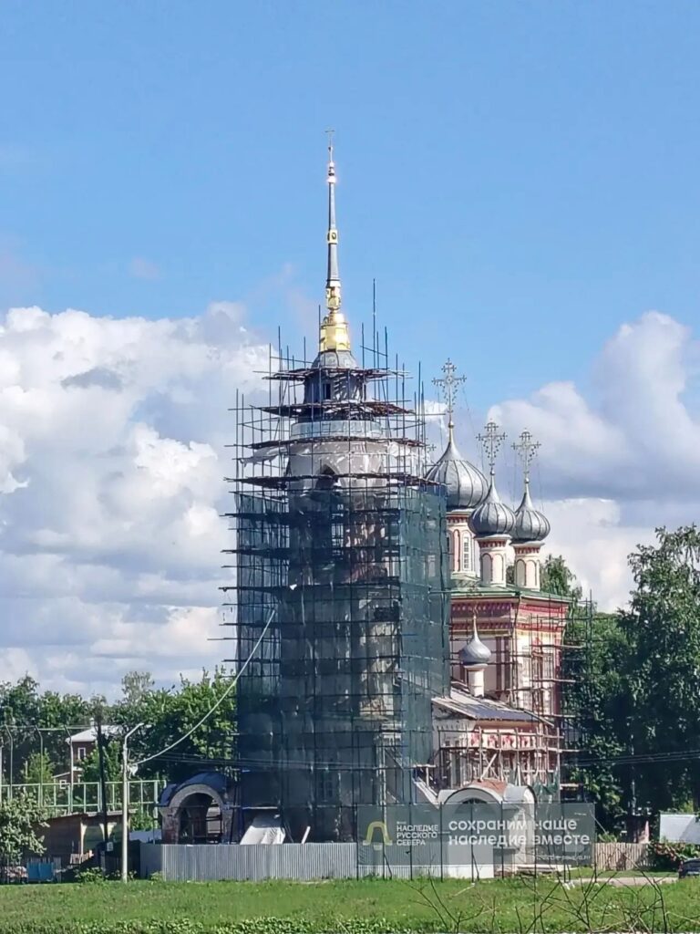 Завершена реставрация шпиля колокольни Сретенского храма