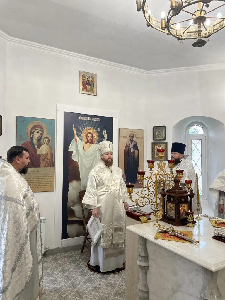В храме Преображения Господня села Куркино состоялось архиерейское богослужение в престольный день