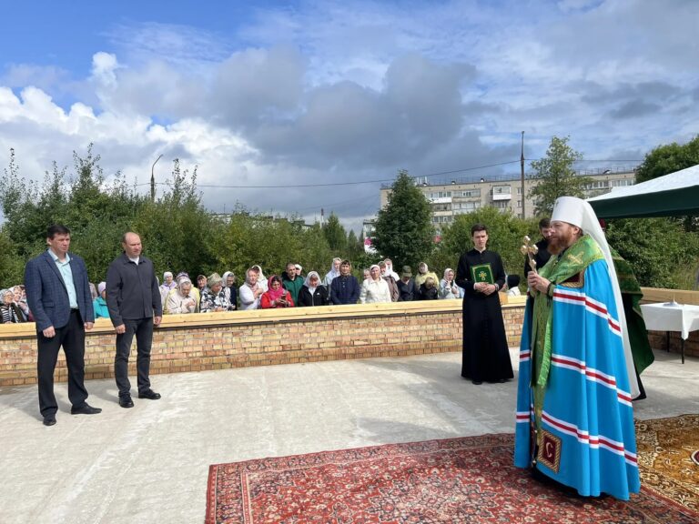 Митрополит Савва совершил чин закладки храма преподобного Амфилохия Глушицкого в городе Соколе