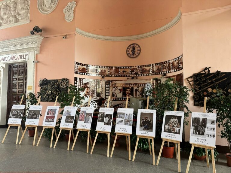 В Доме музыки и кино «Комсомолец» г. Череповца открылась передвижная фотовыставка «Многодетность как искусство жить»